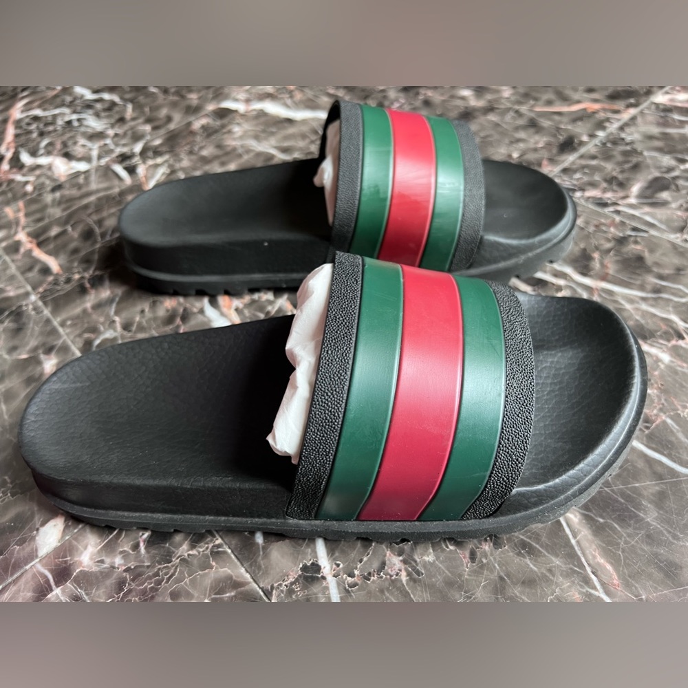 Gucci Red & Green Slides Women’s Fit a Size 8-9 Men’s Size 6